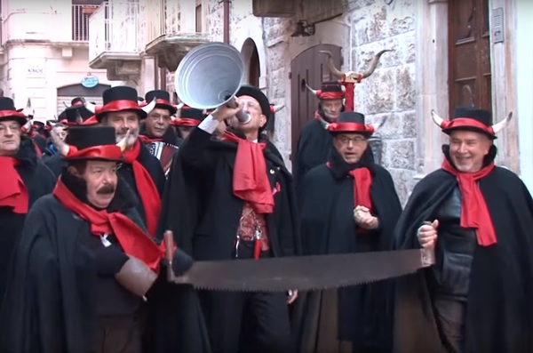carnevale-di-putignano-corteo-dei-cornuti