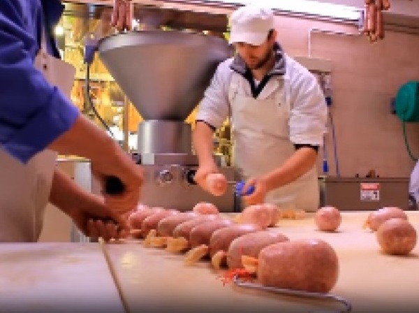 lavorazione-dei-coglioni-di-mulo-di-norcia