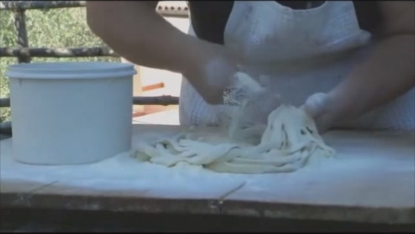 lavorazione-della-pasta-fatta-in-casa-manate-e-cavatelli