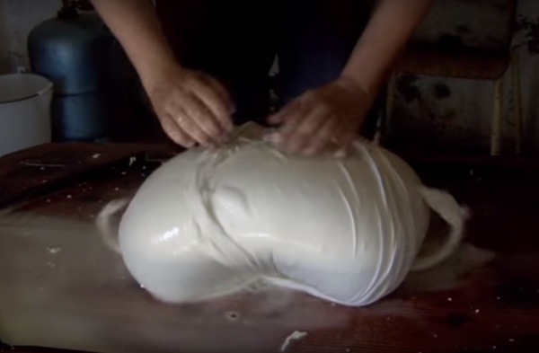 preparazione-della-toma-di-pecora-brigasca