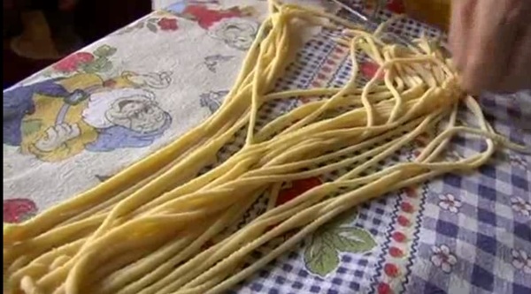 preparazione-di-paste-tipiche-del-vicentino-bigoli-gargati-taiadele