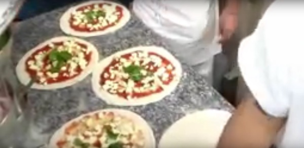 preparazione-di-pizze-napoletane