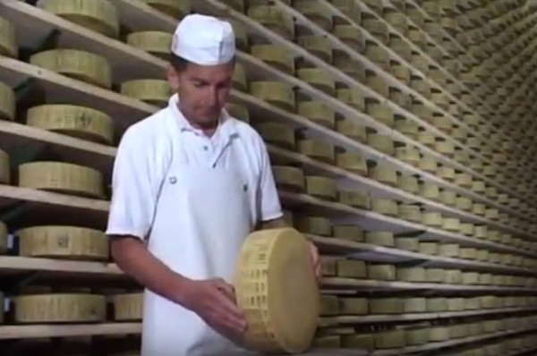produzione-di-formaggio-asiago-dop-stagionato